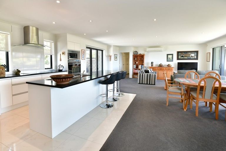Photo of property in 32 Grovenor Drive, Orewa, 0931