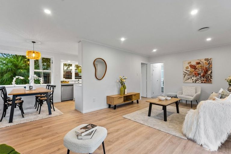 Photo of property in 21 Lantana Road, Green Bay, Auckland, 0604