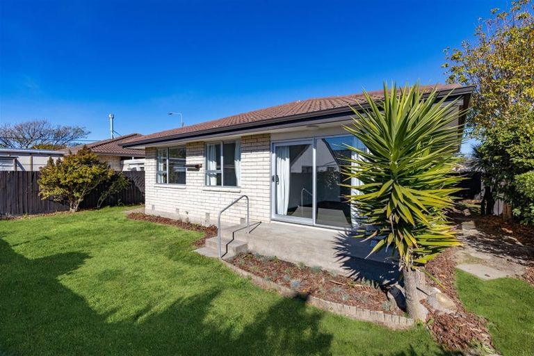 Photo of property in 2/2 Queenspark Drive, Parklands, Christchurch, 8083