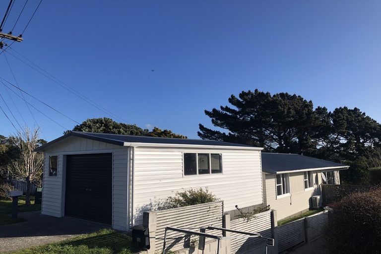 Photo of property in 35 Turville Crescent, Newlands, Wellington, 6037