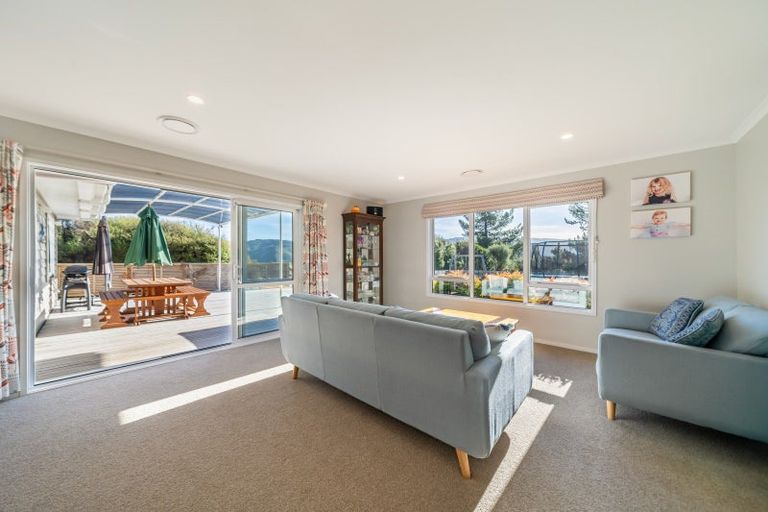 Photo of property in 29 Mt Marua Drive, Timberlea, Upper Hutt, 5018