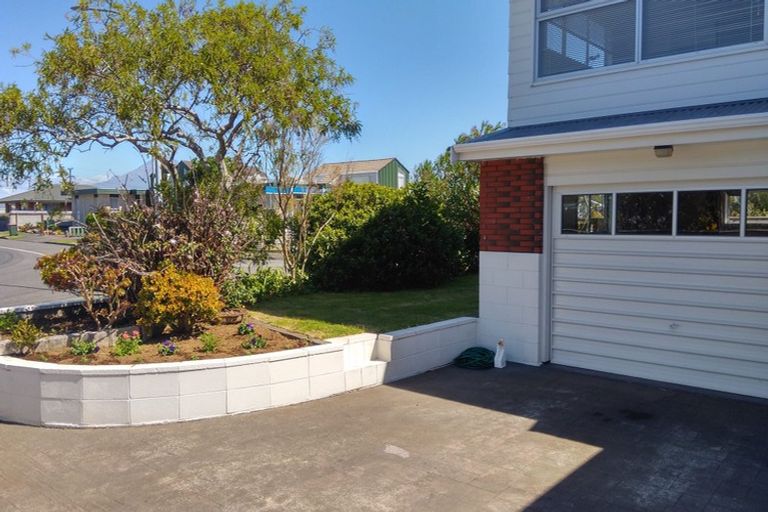 Photo of property in 9 Riversdale Drive, Merrilands, New Plymouth, 4312