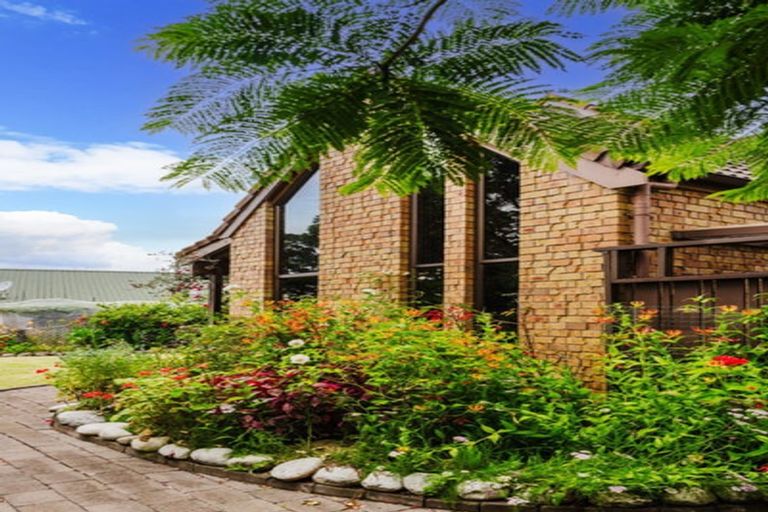 Photo of property in 11 Chelverton Terrace, Red Beach, 0932