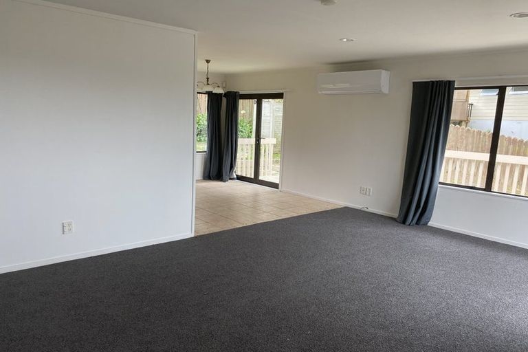 Photo of property in 9 Amery Place, West Harbour, Auckland, 0618
