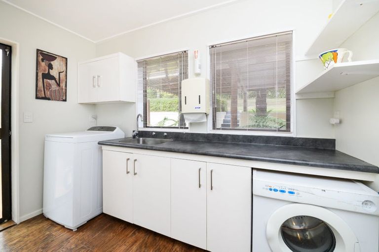Photo of property in 43 Springdale Grove, Fitzherbert, Palmerston North, 4410