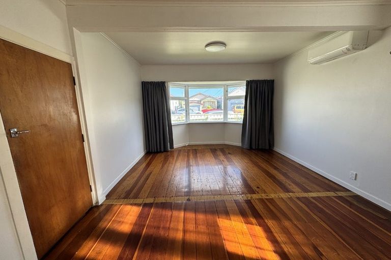 Photo of property in 61 Endeavour Street, Lyall Bay, Wellington, 6022
