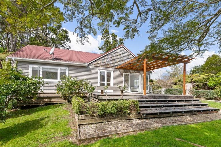 Photo of property in 5 Grovelands Way, Titirangi, Auckland, 0604