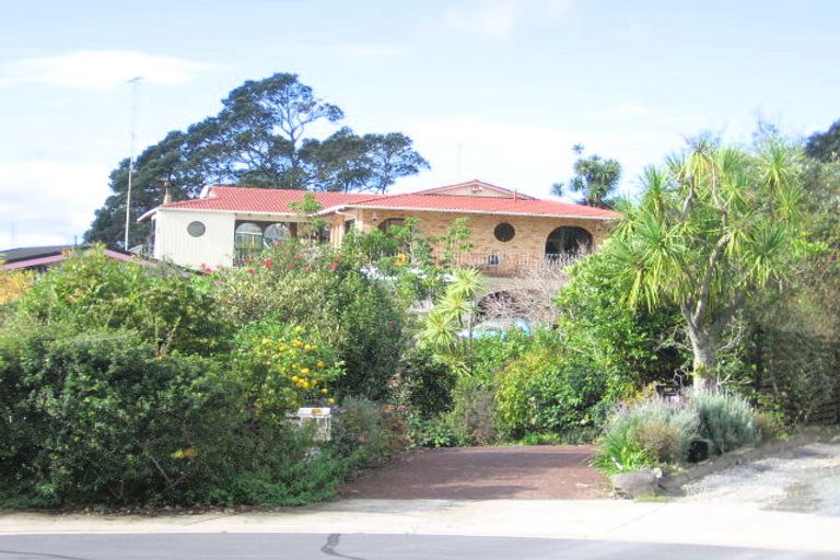 Photo of property in 29 Chelverton Terrace, Red Beach, 0932