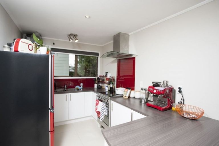 Photo of property in 33 Hobsonville Road, West Harbour, Auckland, 0618