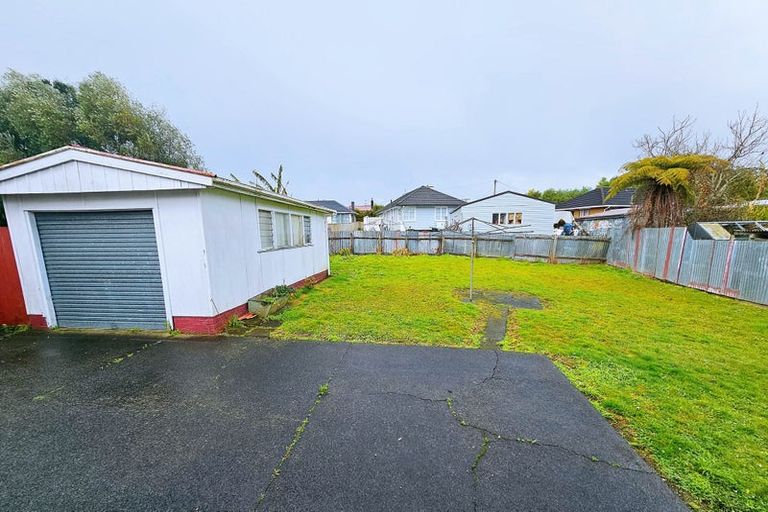 Photo of property in 28 Wilsher Crescent, Henderson, Auckland, 0612