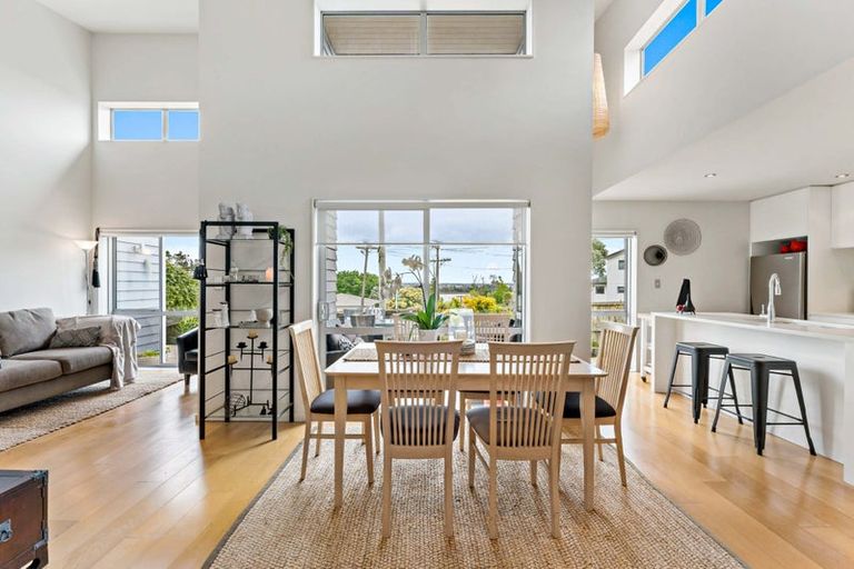 Photo of property in 34 Sunnyhaven Avenue, Beach Haven, Auckland, 0626