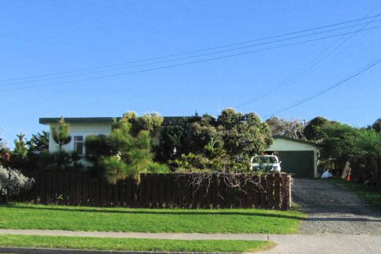Photo of property in 24 Rangihiroa Street, Waikanae Beach, Waikanae, 5036
