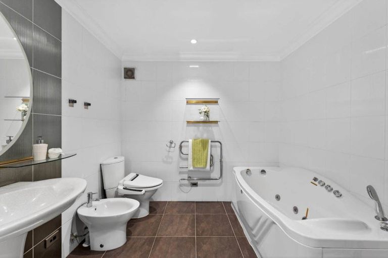 Photo of property in 38c Wicklam Lane, Greenhithe, Auckland, 0632