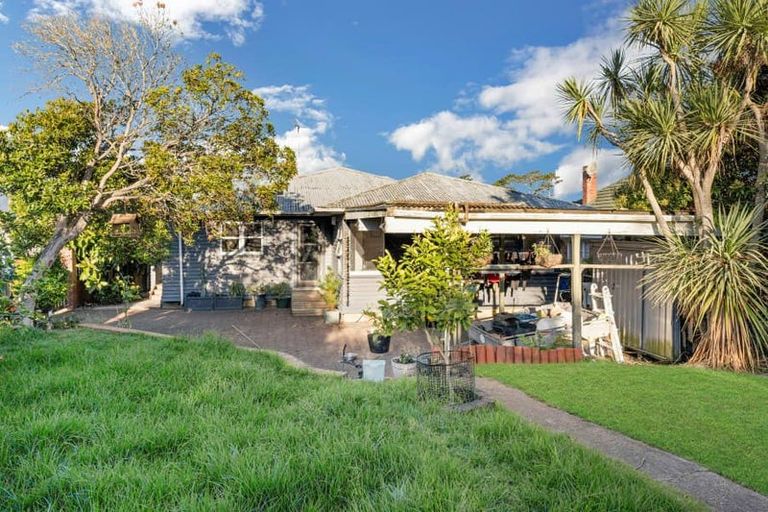 Photo of property in 1 Tiki Street, New Lynn, Auckland, 0600