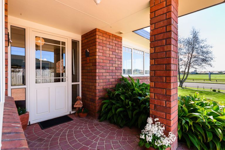 Photo of property in 18 Fernlea Avenue, Kelvin Grove, Palmerston North, 4414