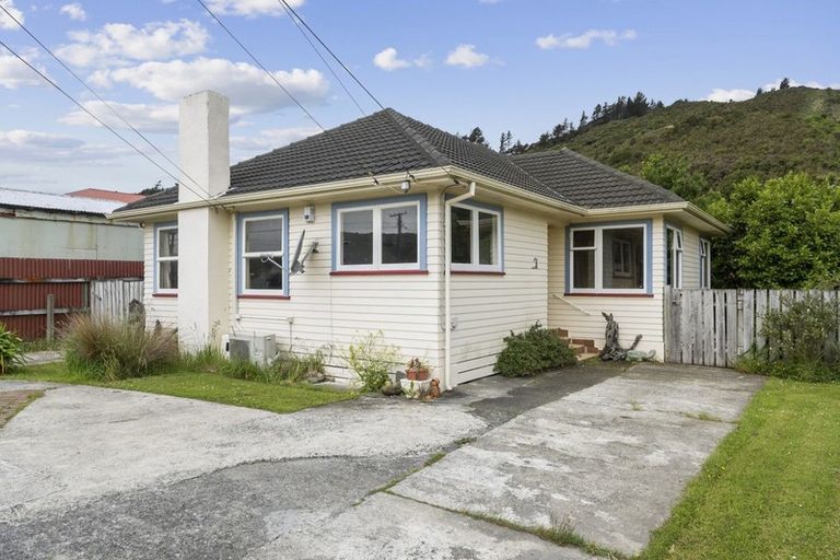 Photo of property in 59 Peel Place, Wainuiomata, Lower Hutt, 5014
