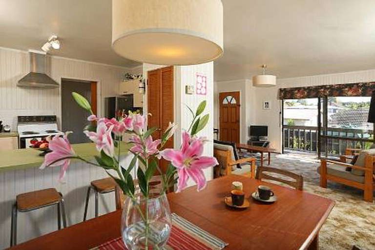 Photo of property in 2a Taipari Road, Te Atatu Peninsula, Auckland, 0610