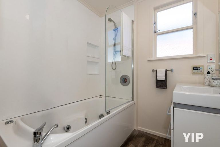 Photo of property in 19 Black Rock Road, Newlands, Wellington, 6037