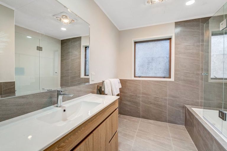 Photo of property in 148 Lynn Road, Bayview, Auckland, 0629