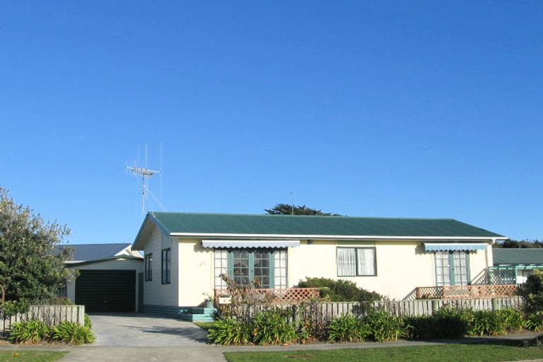 Photo of property in 21 Karaka Street, Otaki Beach, Otaki, 5512