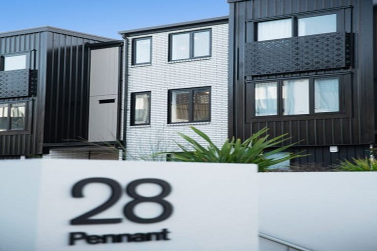 Photo of property in 10/19 Windlass Street, Long Bay, Auckland, 0630