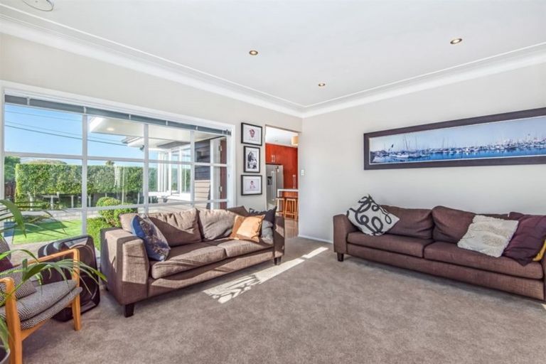 Photo of property in 2/52 Aberdeen Road, Campbells Bay, Auckland, 0620
