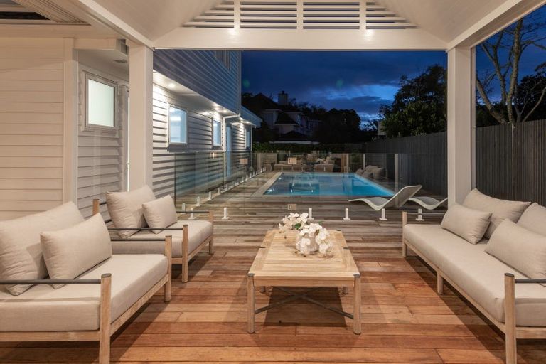 Photo of property in 15 Shelly Beach Parade, Cockle Bay, Auckland, 2014