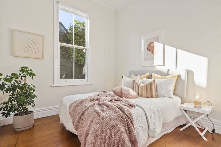 Photo of property in 17b Rodney Road, Northcote Point, Auckland, 0627