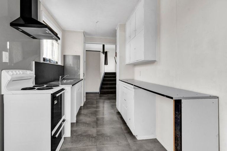 Photo of property in 12 Seaview Road, Marfell, New Plymouth, 4310