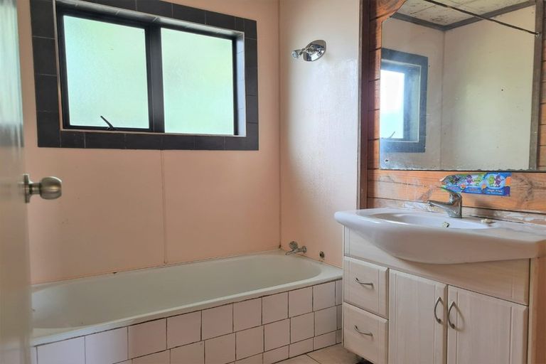 Photo of property in 2/25 Garelja Road, Henderson, Auckland, 0612