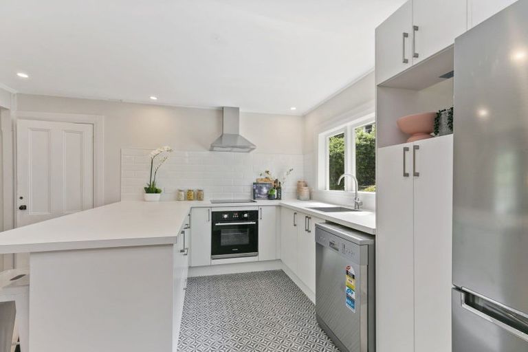 Photo of property in 136 Parkvale Road, Karori, Wellington, 6012