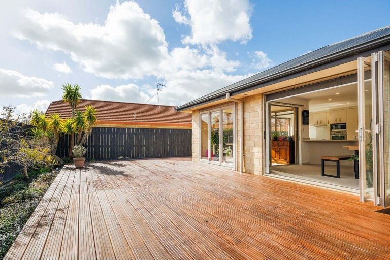 Photo of property in 33 Tennyson Avenue, Kelvin Grove, Palmerston North, 4414