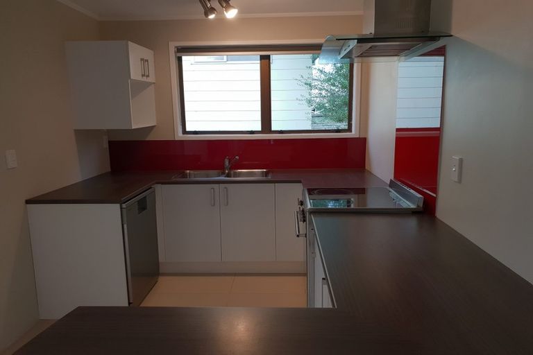 Photo of property in 33 Hobsonville Road, West Harbour, Auckland, 0618