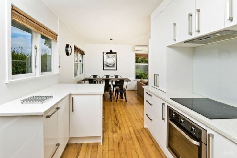 Photo of property in 10 Thomas Rea Place, Te Atatu South, Auckland, 0610