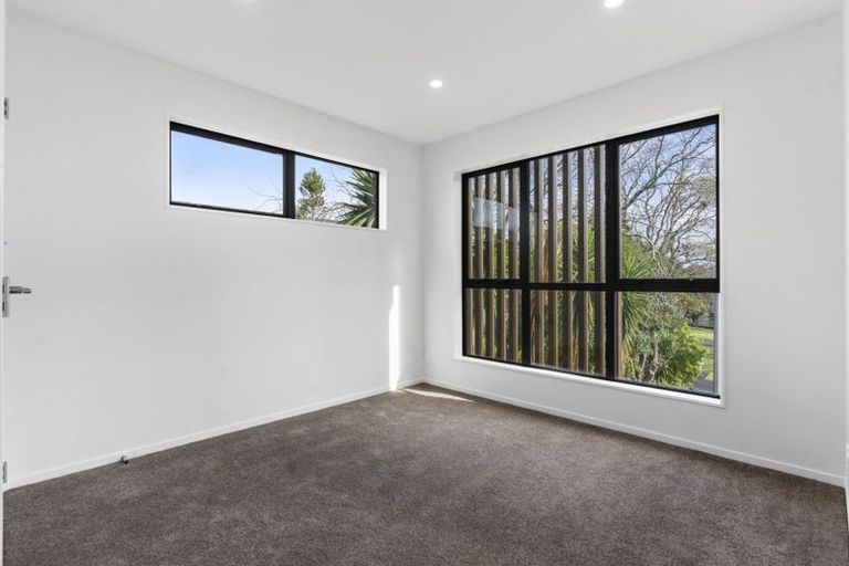 Photo of property in 8a Tahinga Street, Northcote, Auckland, 0627