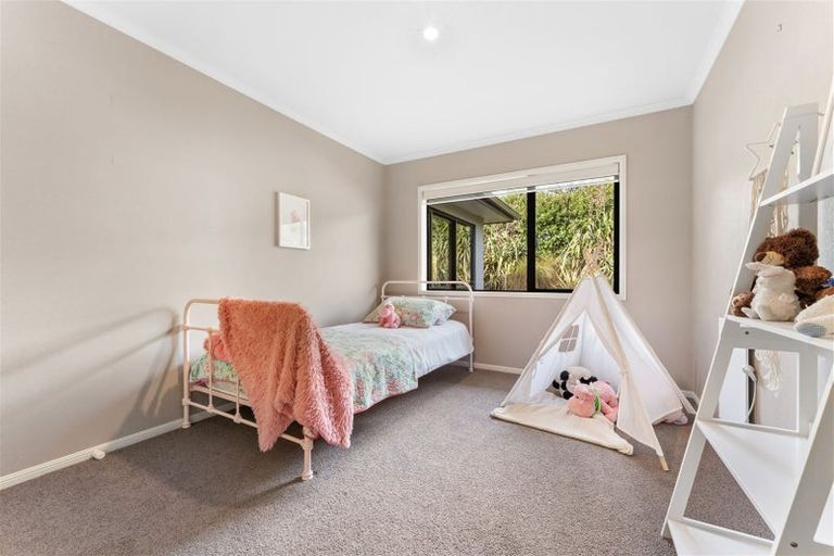 Photo of property in 17 Gavinike Place, Waimauku, 0812