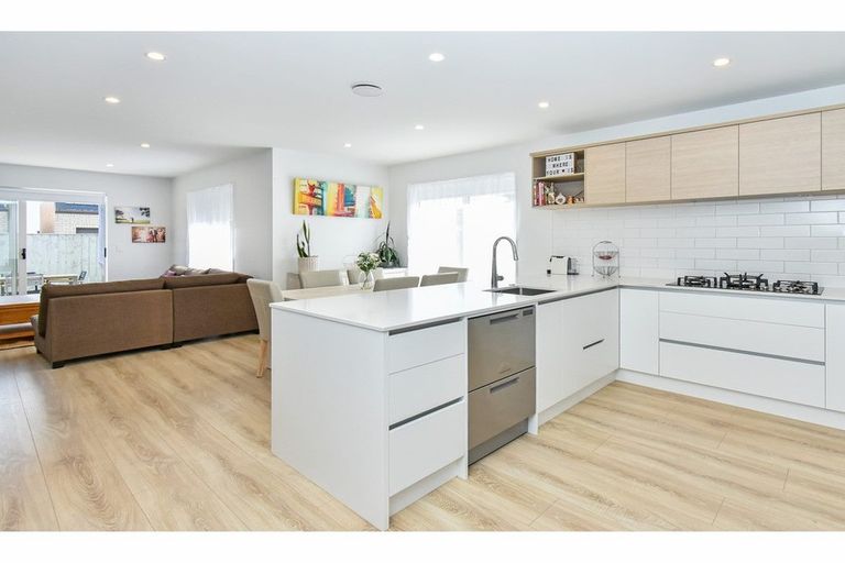 Photo of property in 7 Waituarua Drive, Takanini, 2112