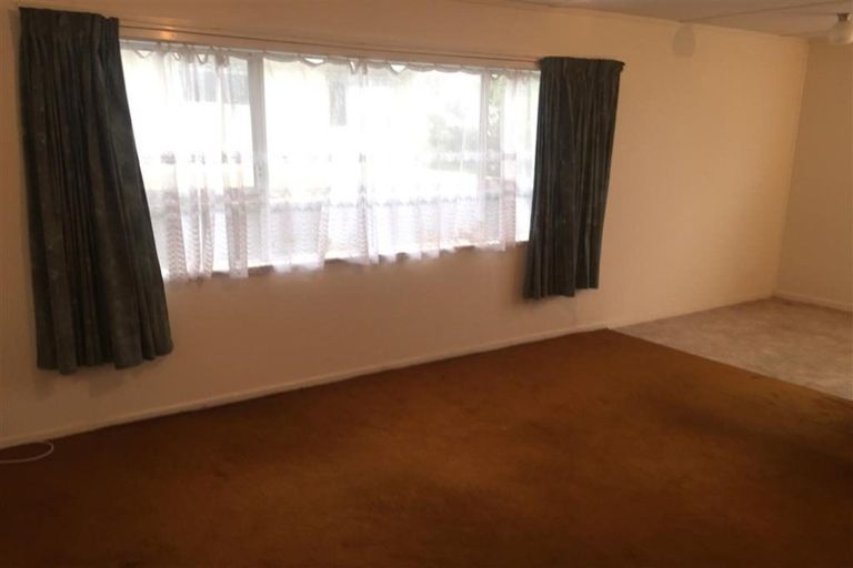 Photo of property in 73-73a Stewart Drive, Newlands, Wellington, 6037