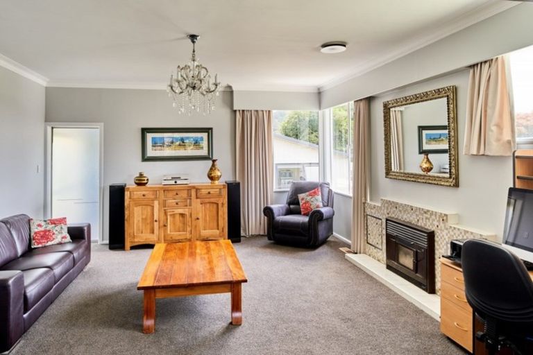 Photo of property in 10 Ngatitoa Street, Tawa, Wellington, 5028