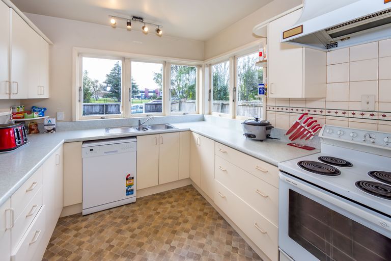 Photo of property in 201 Memorial Avenue, Burnside, Christchurch, 8053