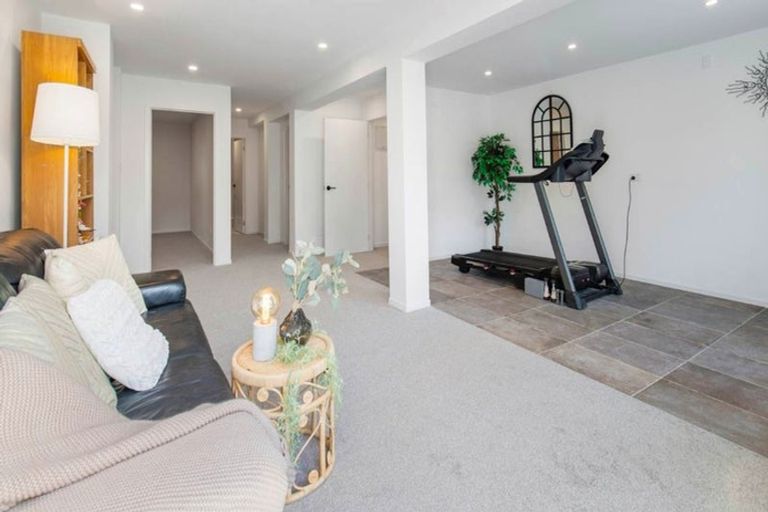 Photo of property in 44 Gosford Drive, Botany Downs, Auckland, 2010