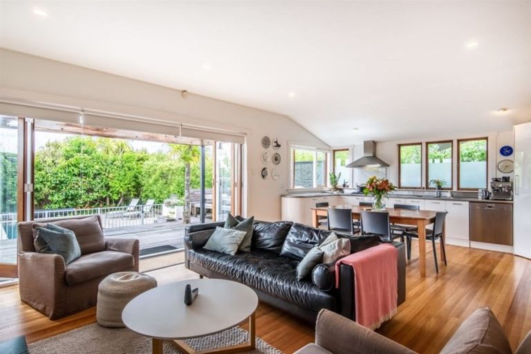 Photo of property in 8 Westwell Road, Belmont, Auckland, 0622