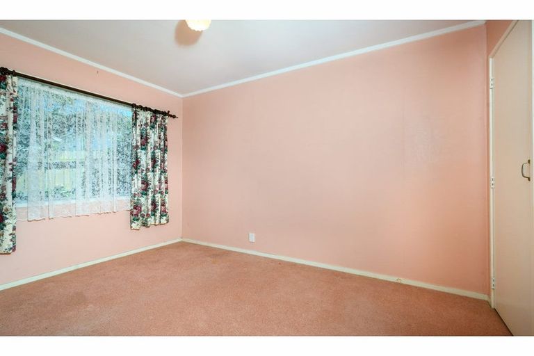 Photo of property in 2/10 Wickstead Place, Massey, Auckland, 0614