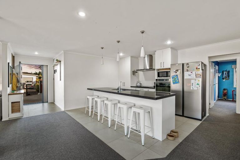 Photo of property in 16 Aporo Drive, Kumeu, 0810