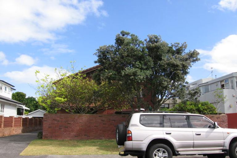 Photo of property in 2/4 Holiday Road, Milford, Auckland, 0620