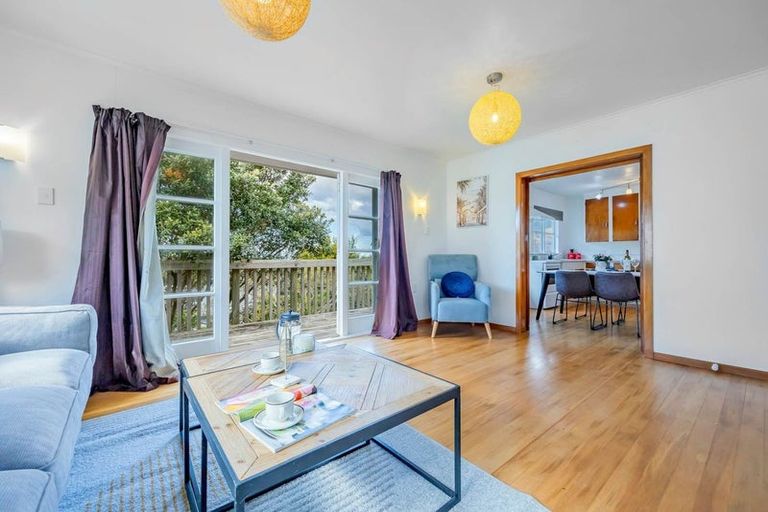 Photo of property in 12 Barker Rise, Northcross, Auckland, 0632