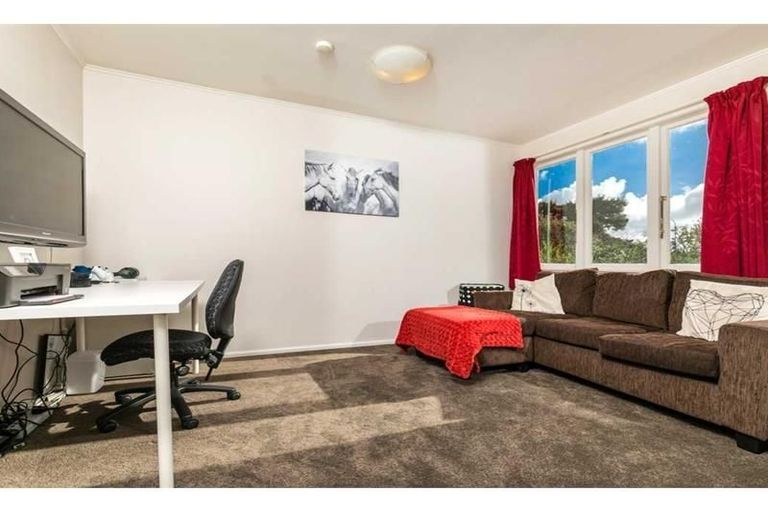 Photo of property in 100 Lincoln Park Avenue, Massey, Auckland, 0614