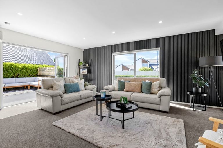 Photo of property in 10 Lakebridge Place, Parklands, Christchurch, 8083