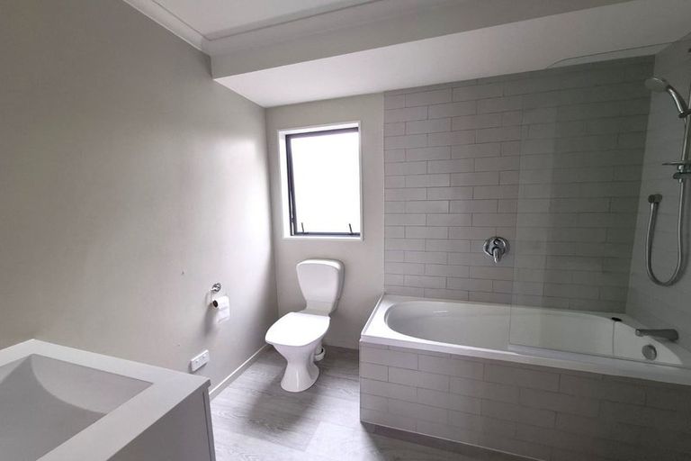 Photo of property in 39 Rewarewa Road, Te Atatu Peninsula, Auckland, 0610