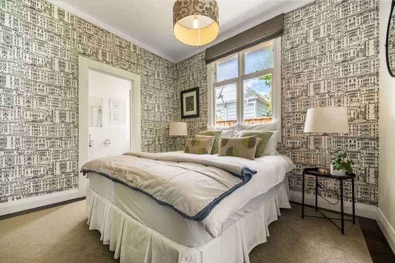 Photo of property in 15 Waterview Road, Stanley Point, Auckland, 0624